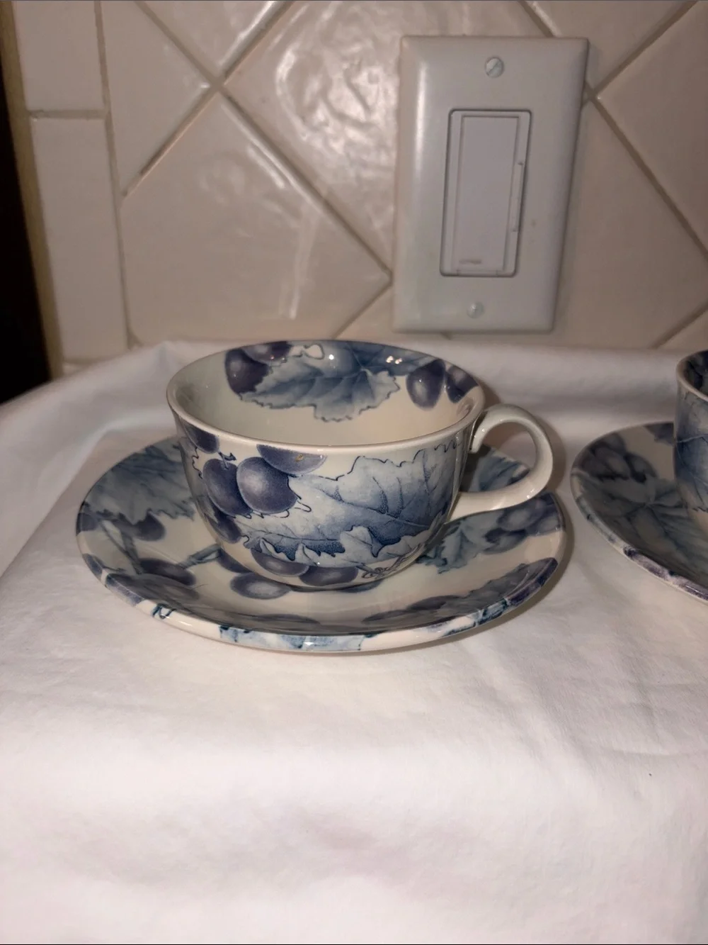 Like new Pier 1 One Angleterre VINEYARD England cups & saucers set of 4 each